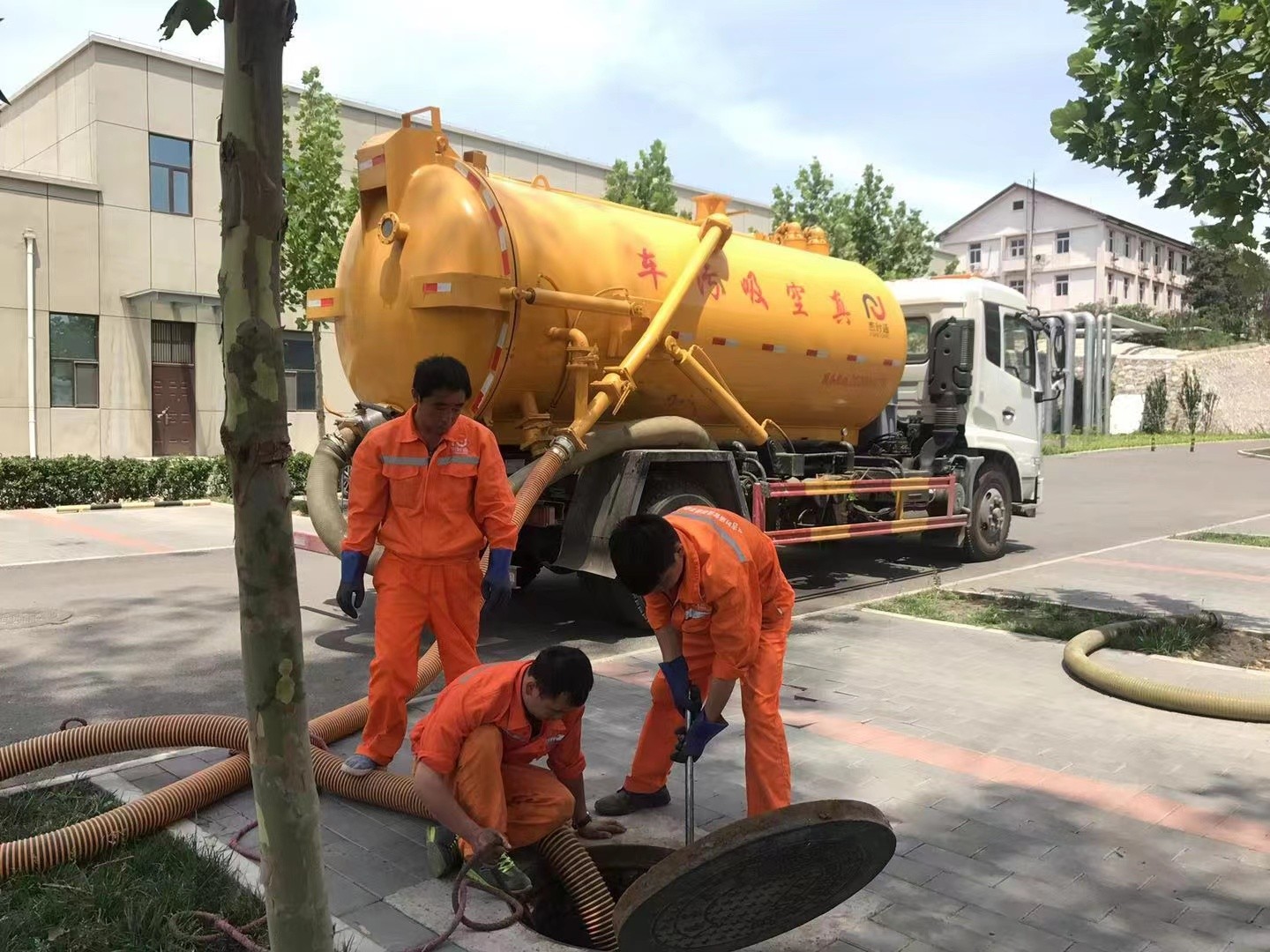 桃源管道疏通车停在窨井附近