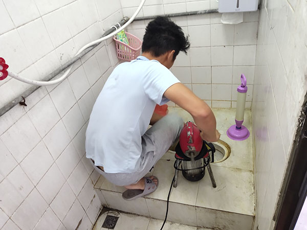 桃源管道堵塞冒臭气 专业师傅现场解决问题