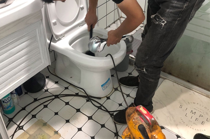 桃源马桶堵塞自己疏通还是找师傅?专业上门服务让你省时更省心